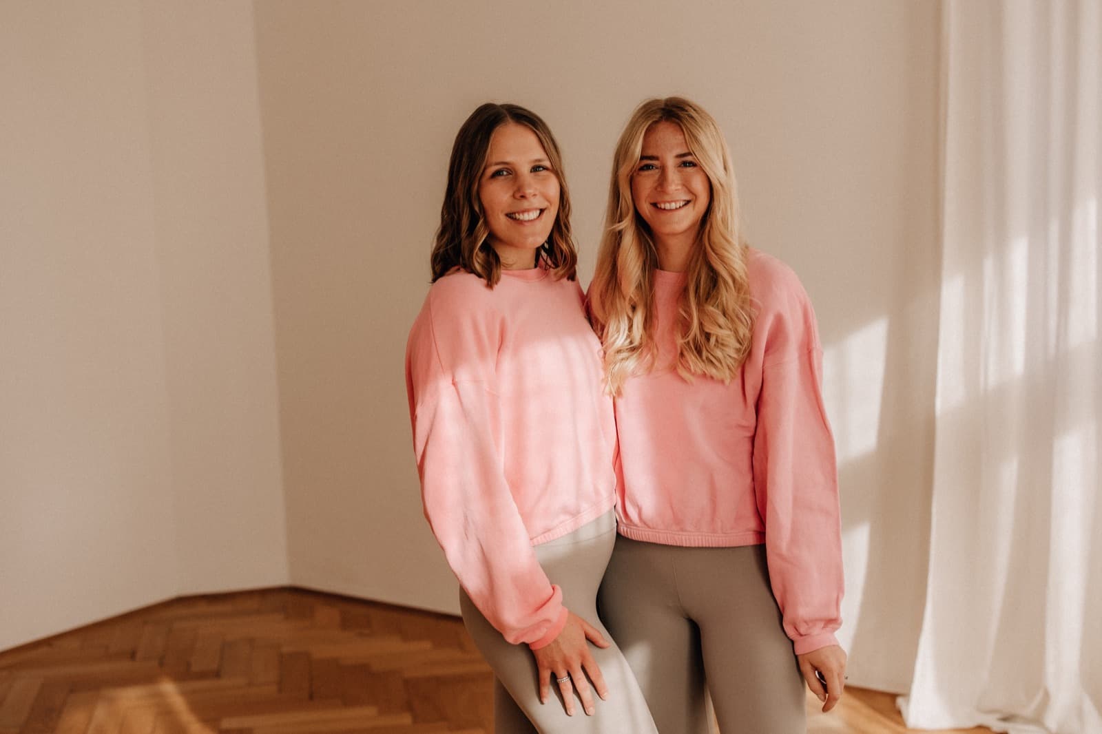 Sara und Céline in rosa Pullovern