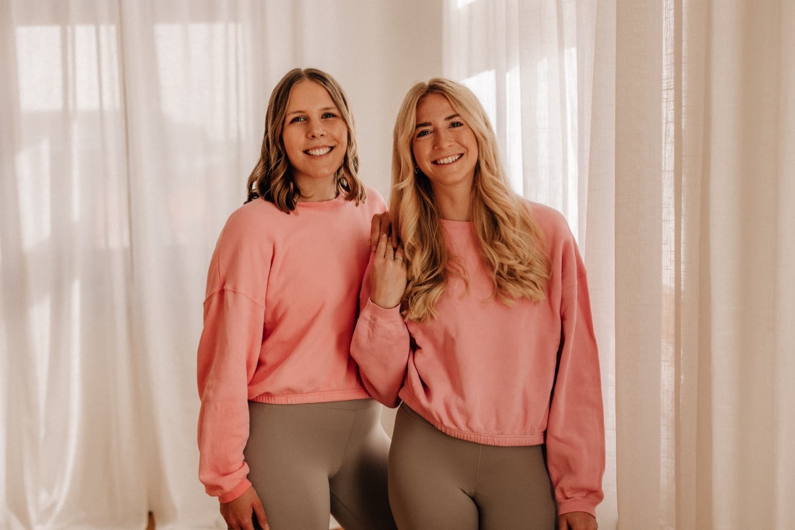 Sara und Céline in rosa Pullovern